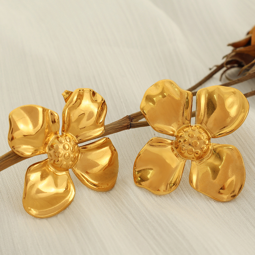 1 Pair Simple Series Retro Flower Stainless Steel  Gold Color Women's Stud Earrings 